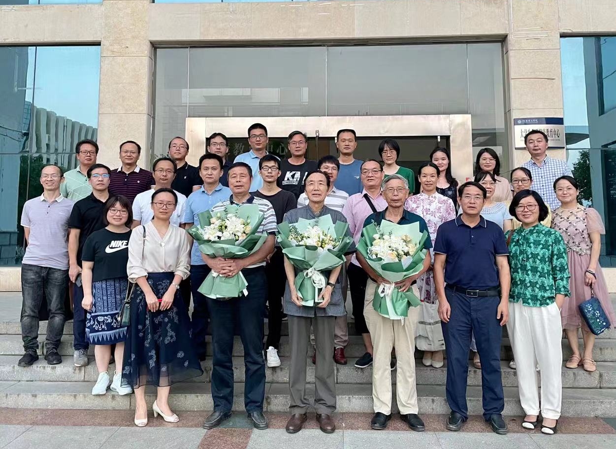 说明: 2021年文学院新老教师座谈会合影